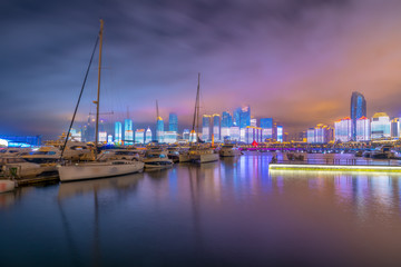 Fototapeta na wymiar Qingdao Bay yacht wharf and urban architectural landscape