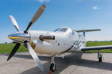 Motorflugzeug auf einem Feldflughafen