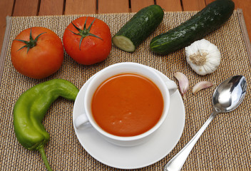 Taza de gazpacho con los ingredientes principales