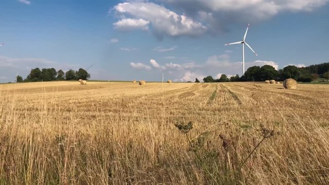 Kamerafahrt entlang eines geernteten Kornfeldes im Sauerland in Deutschland