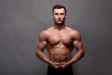Fototapeta premium Athletic Man Fitness Model tułowia pokazujące duże mięśnie.