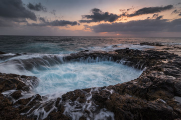 Obraz premium Ocean blowhole splash