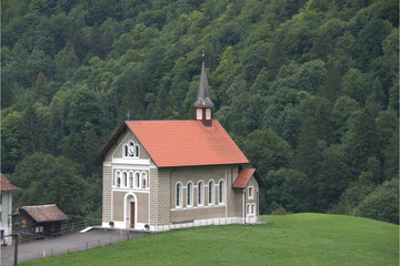 Fototapeta na wymiar Kirche am Berg Bisisthal