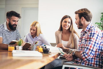 Obraz premium Group of students study at home. Learning and preparing for university exam.