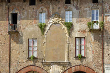 Fototapeta na wymiar facciata di un vecchio palazzo a pavia in lombardia italia