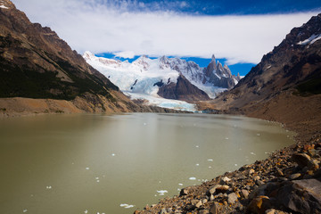 Obraz premium Lake at foot of Fitz Roy, Cerro Torre, Andes, Argentina