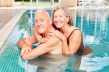 Senioren Paar entspannt sich im Pool