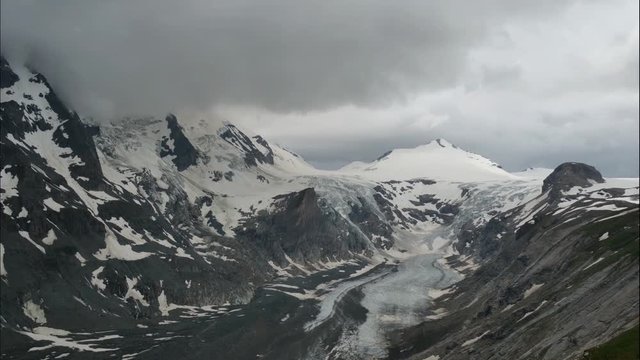 Zeitrafferfilm vom Hochgebirge am Gro&szlig;glockner: Johannisberg mit Gletscher Pasterze und ziehende Wolken &uuml;ber dem Gipfel