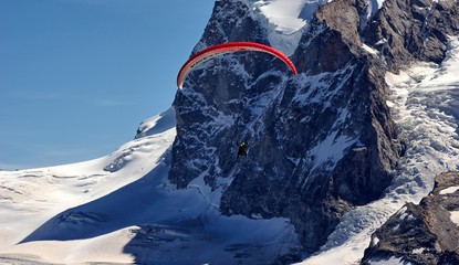 Alpy Szwajcaria ludzie na spadochronie  - obrazy, fototapety, plakaty