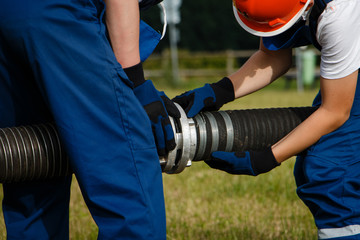 Jugendfeuerwehr beim kuppeln der Saugleitung