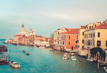 Fototapeta premium Bazylika Santa Maria della Salute z domami o zmierzchu Wenecja, Włochy, stonowanych