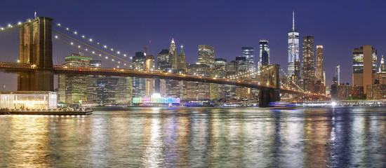 Fototapeta na wymiar Brooklyn Bridge and Manhattan skyline at night, NYC.