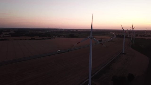 Windrad in der Abendsonne in der N&auml;he der Autobahn