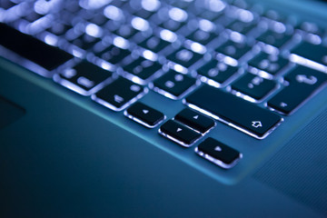 Clavier d'ordinateur avec touches rétroéclairées bleues