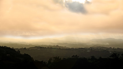 Obraz premium Beautiful sunset over a mountain town in the countryside of Panama