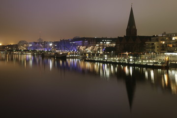 Naklejka premium Weihnachtsmarkt an der Schlachte in Bremen bei Nacht
