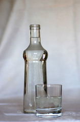 bouteille d'eau et verre avec glaçons