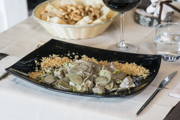 orecchiette fatte a mano con le cime di rape e pane grattugiato