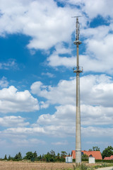 Fototapeta na wymiar Sendemast in ländlicher Region zum Ausbau des Mobilfunknetzes