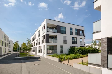 Foto op Plexiglas Moderne nieuwbouwwoningen, appartementsgebouwen in een nieuw wooncomplex in de stad © ah_fotobox