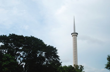 Obraz premium A tree and white minaret of Istiqlal Mosque in Jakarta, Indonesia 