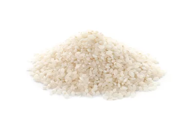 Schilderijen op glas Raw rice on white background. Healthy grains and cereals © New Africa