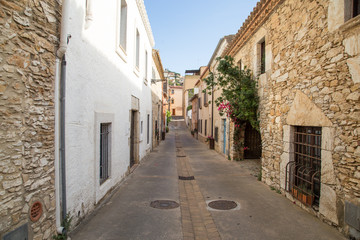 Fototapeta na wymiar street of the city of Begur, Spain. view of the houses with a beautiful design