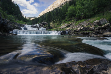 Waterfalls in Ordesa y Monte Perdido National Park - obrazy, fototapety, plakaty