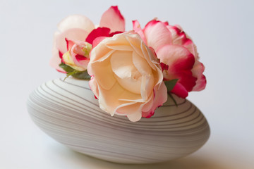 Fototapeta na wymiar Rosen in einer Vase