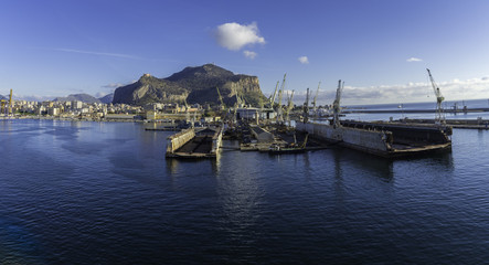 Fototapeta na wymiar Puerto de Palermo (Italia)