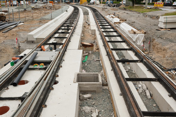 Fototapeta na wymiar Gleisbau - Neue Schienen für die Strassenbahn mitten in der Stadt
