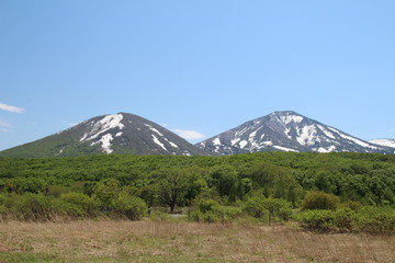 Fototapeta premium 山, ボルケーノ, 風景, 空, 雪, 自然, 山, 青, マウント, 頂点, 雲, 旅行, 雲, 景色, ロシア連邦, グレイシャー, 全景, 森, 景色, スコットランド, ヒル, 緑, 白