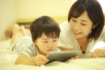 タブレット端末を使う親子