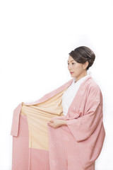 着物を着る女性