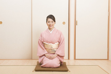着物を着てお辞儀をする女性