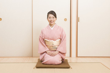 着物を着てお辞儀をする女性