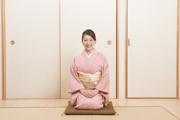 着物を着てお辞儀をする女性