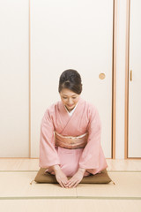 着物を着てお辞儀をする女性
