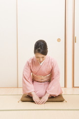着物を着てお辞儀をする女性