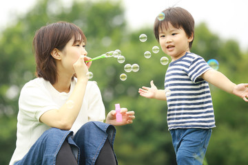 しゃぼん玉で遊ぶ親子