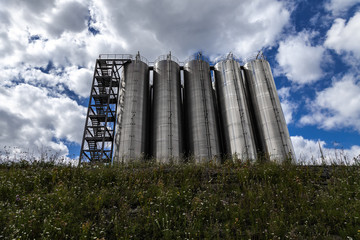 Edelstahl Kühltürme einer Industrieanlage