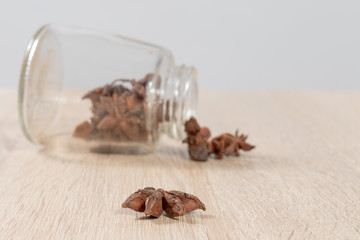 Getrockneter Sternanis in einem offenen Glas auf einem Holztisch 