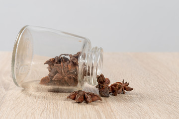 Getrockneter Sternanis in einem offenen Glas auf einem Holztisch  © Markus