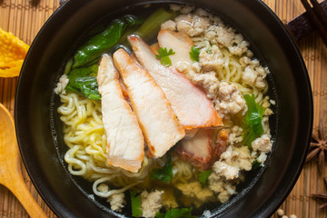 soup noodle pork and vejetable in a bowl