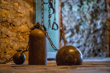 Kette und Eisenkugel im Gefängnis in einer Burg