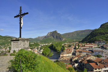 Tarascon-sur-Ariège (09400) sous le regard du calvaire depuis le castella, département de...