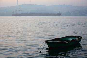 Naklejka premium Bosphorus Bridge silhouette early in the morning