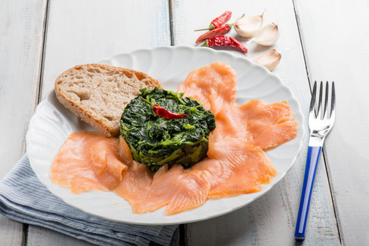 smoked salmon with spinach and sliced bread