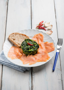 smoked salmon with spinach and sliced bread