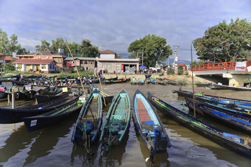 Fototapeta premium Boote am Inle-See, Nyaung Shwe, Shan-Staat, Myanmar, Birma, Asien